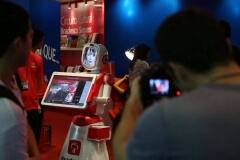 Robô Interativo da Bradesco Seguros na Bienal do Livro