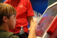 Robô Interativo da Bradesco Seguros na Bienal do Livro