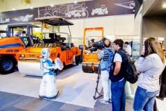 Robô Interativo da Wirtgen Group na Brazil Road Expo 2013