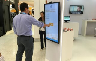 Homem interagindo com uma tela touchscreen - Tecnologia Interativa para Eventos