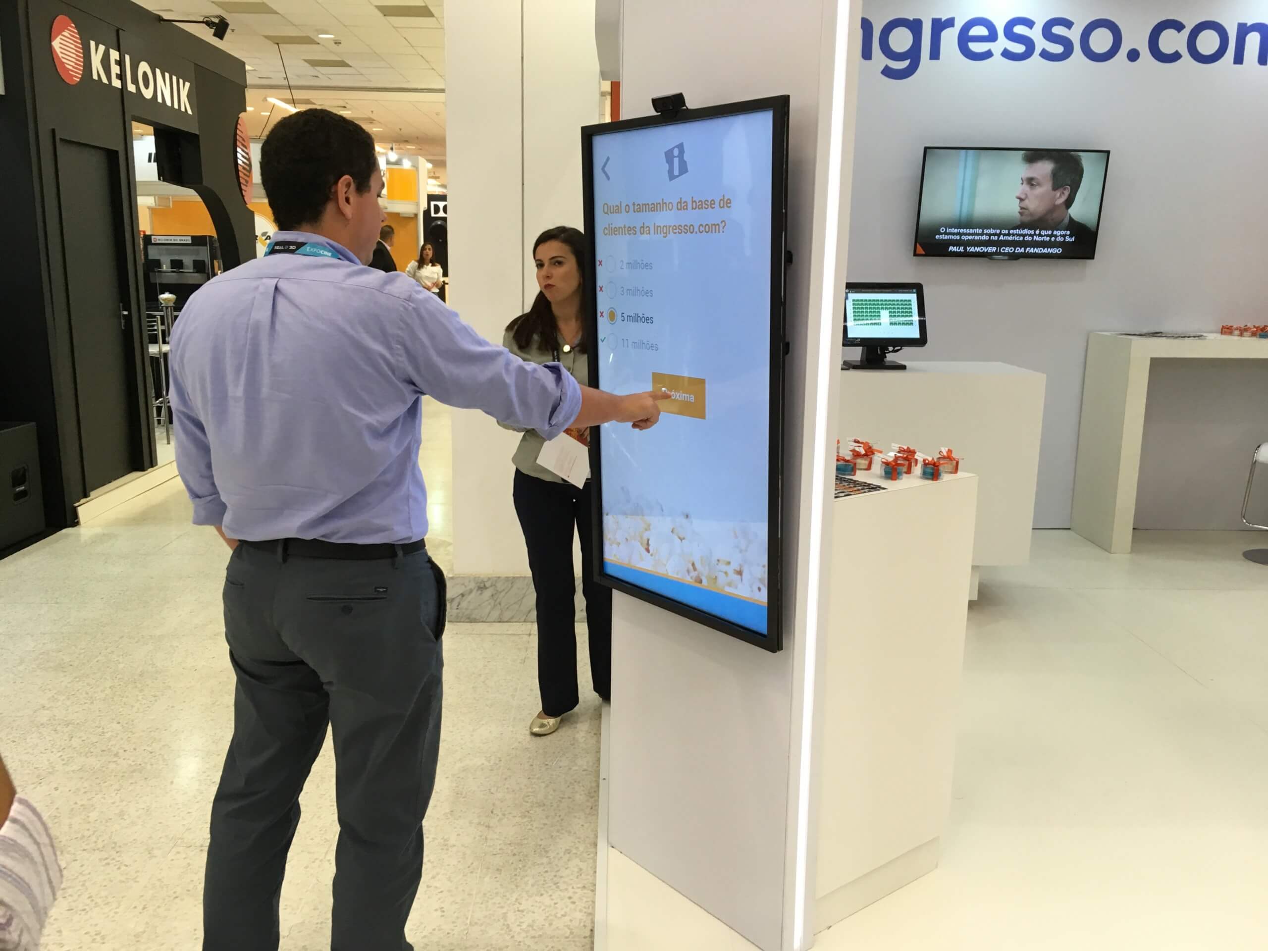 Homem interagindo com uma tela touchscreen - Tecnologia Interativa para Eventos