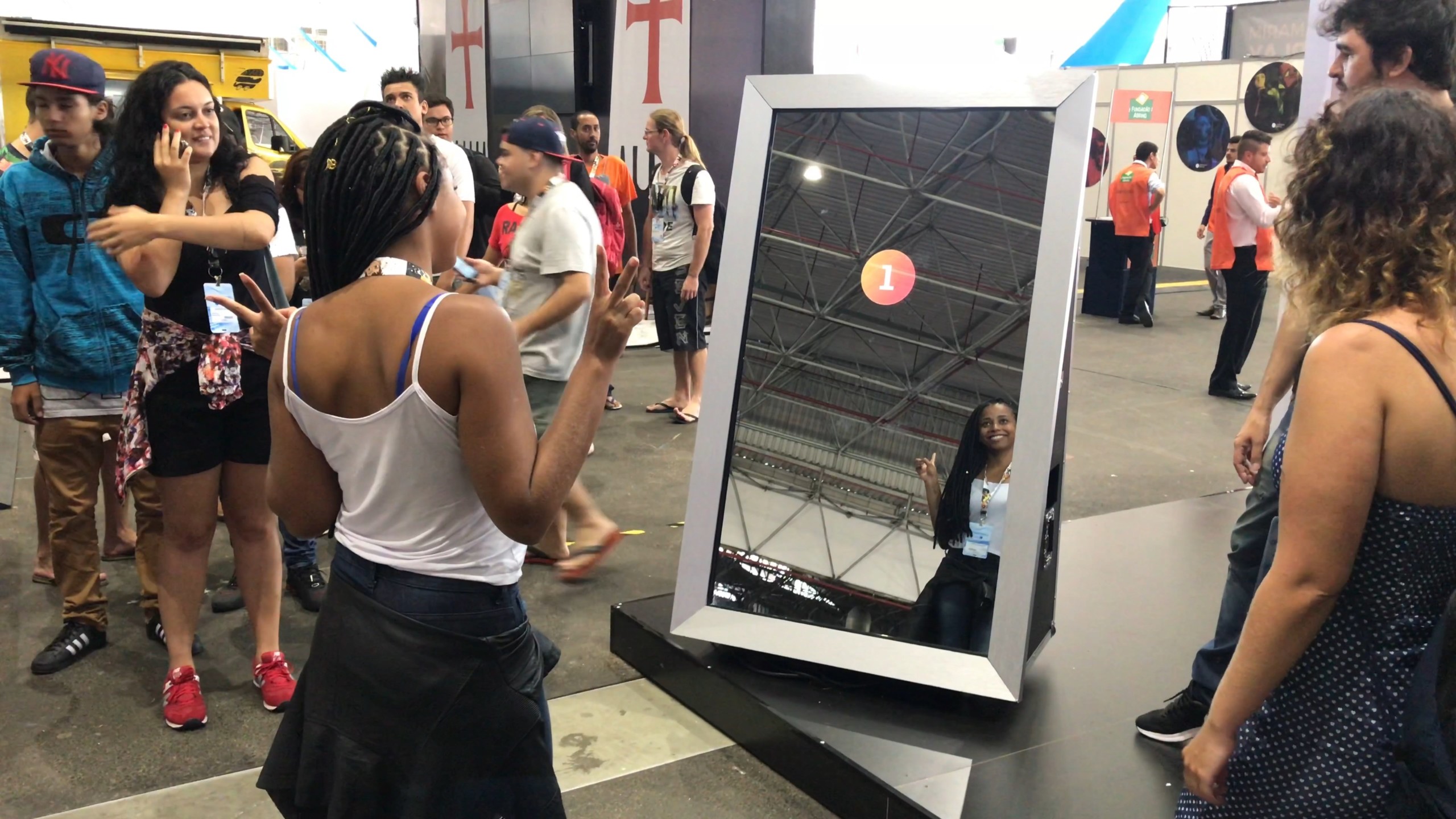Mulher tirando foto no espelho mágico - Tecnologia Interativa para Eventos