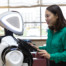 Mulher interagindo com o robô Máximus - Tecnologia Interativa para Eventos - Tecnologia Interativa para Eventos