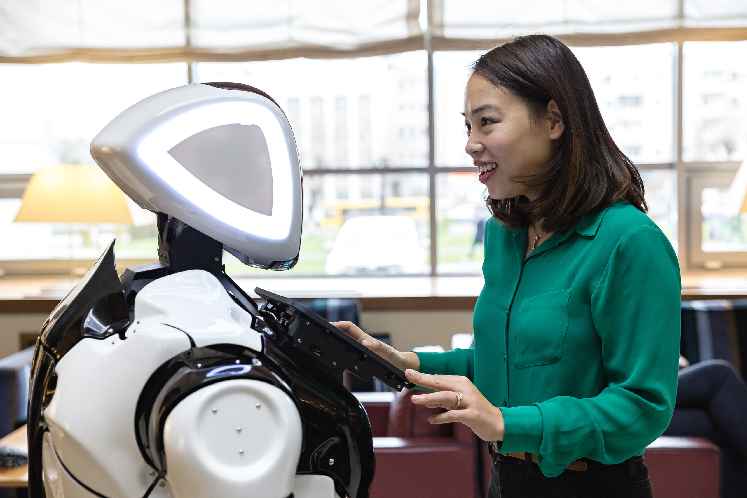Mulher interagindo com o robô Máximus - Tecnologia Interativa para Eventos - Tecnologia Interativa para Eventos