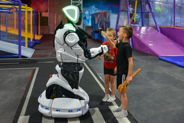 crianças interagindo com Robô Máximus IA e robótica