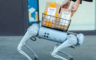 Cão Robótico Scooby agilizando o trabalho, entregando pacotes importantes em sua cesta acoplada.