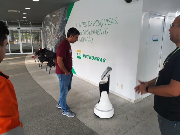 Pessoas interagindo com Robô Buddy IA e robótica