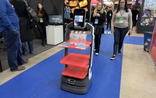 Robô nik operando em feira de eventos e interagindo através de sua Inteligência artificial