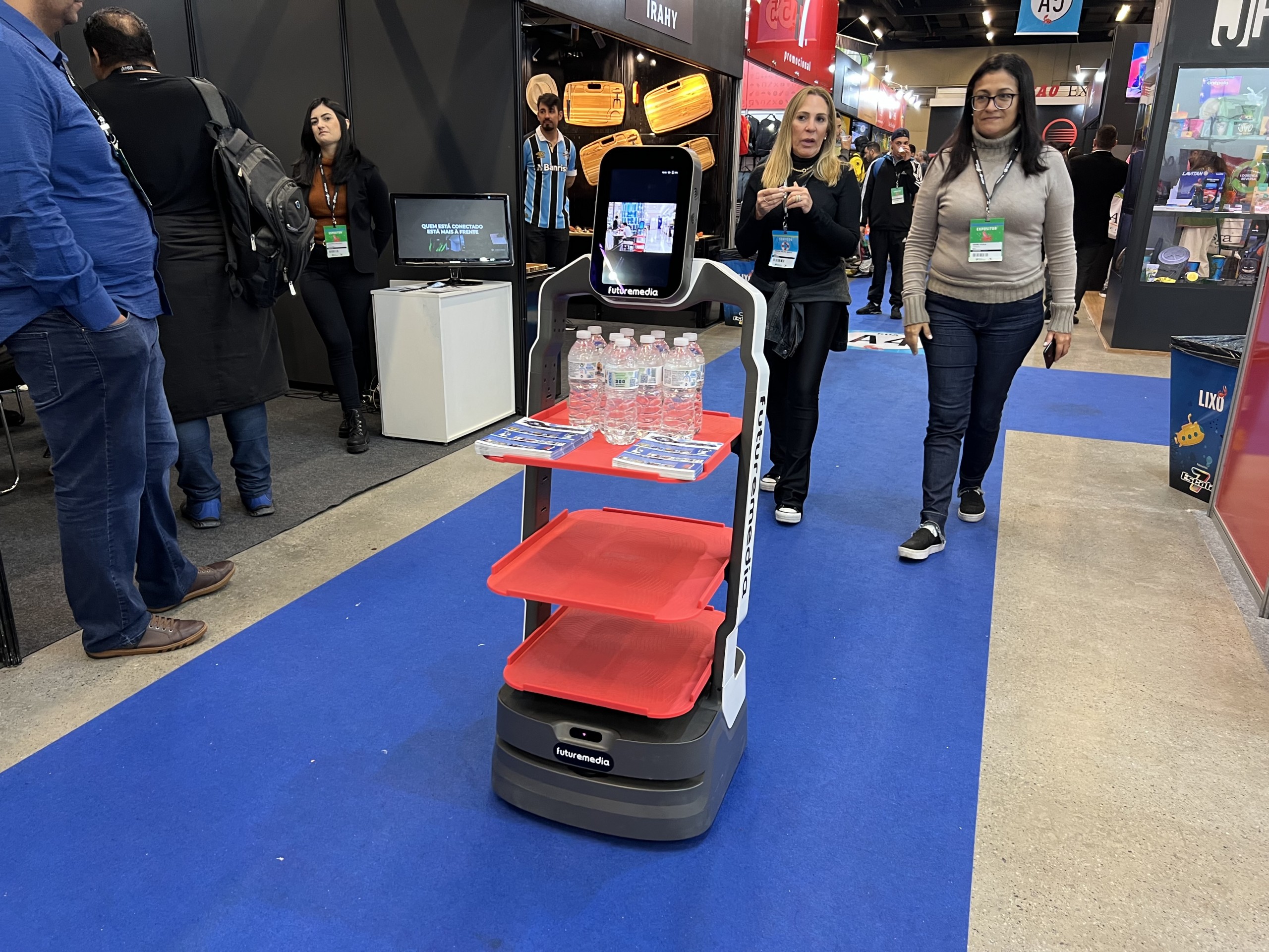 Robô nik operando em feira de eventos e interagindo através de sua Inteligência artificial