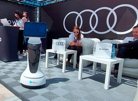 Robô Buddy recepcionando e promovendo produtos em stand da Audi
