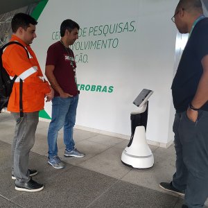 Robô Buddy interagindo com funcionários da Petrobras