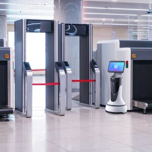 Robô Buddy recepcionando próximo a detector de metais