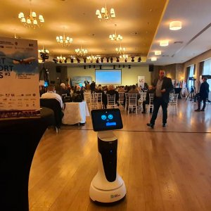 Robô Buddy recepcionando em palestra