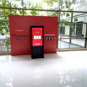 Totem vertical com aplicativo Promo Lovers do shopping Iguatemi