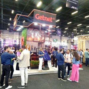 Totem inclinado apresentando aplicativo no stand da Getnet