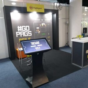 Totem inclinado com game no stand da PagSeguro