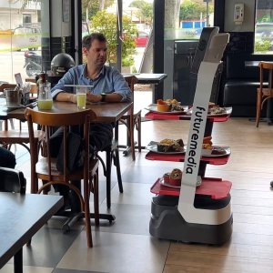 Robô nik entregando refeições em restaurante