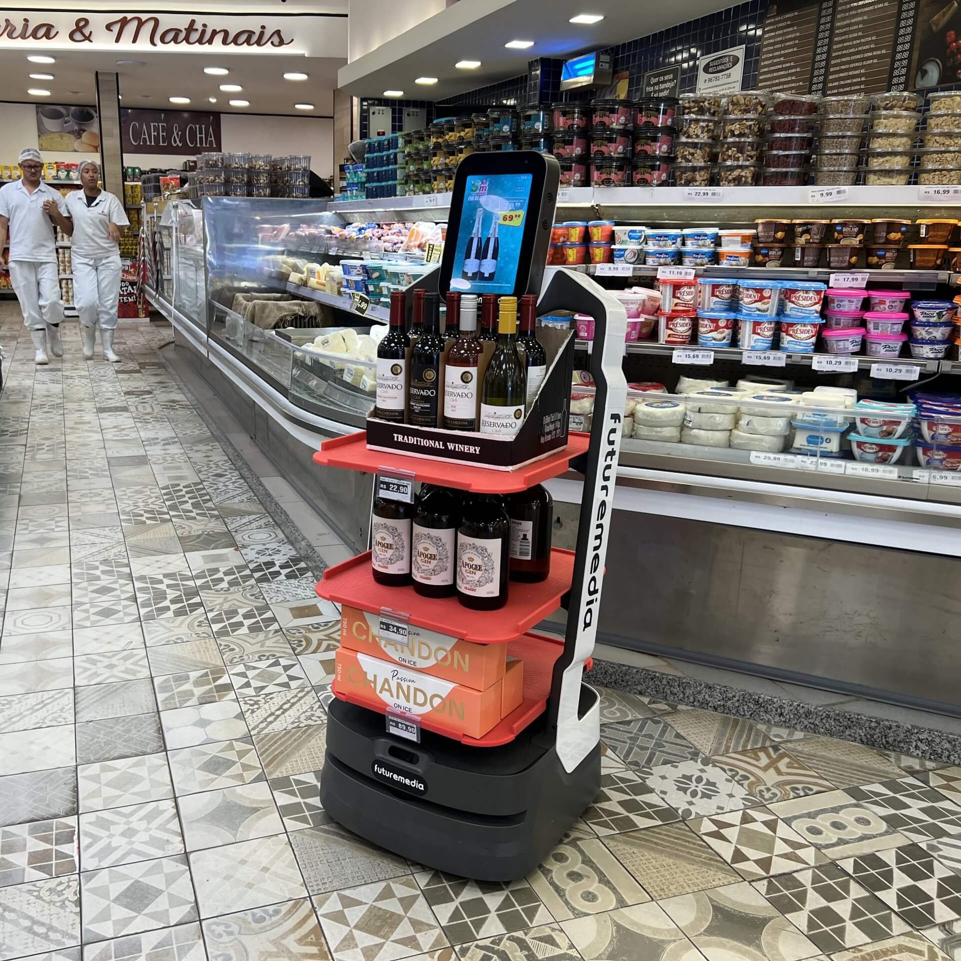 Robô Nik em modo promocional, exibe produtos em sua tela e bebidas em suas bandejas