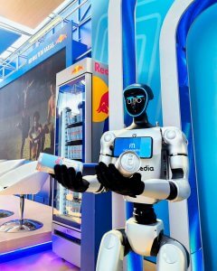 Troy segurando latas