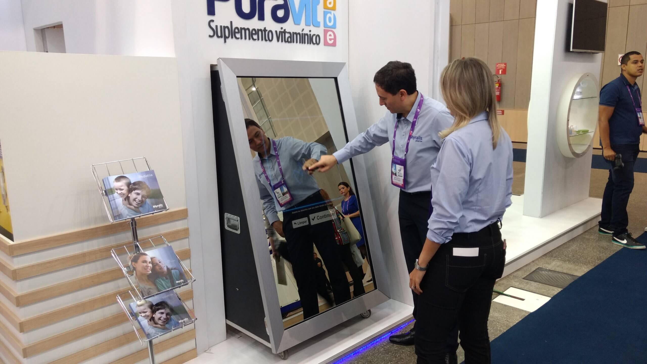 crianças interagindo com Robô Máximus IA e robótica