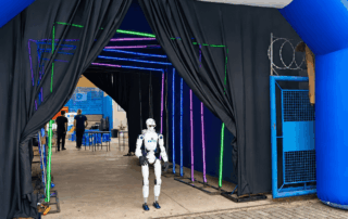 Entrada do MED FATEC com robô humanoide-1