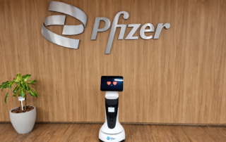 Robô de telepresença e logotipo Pfizer