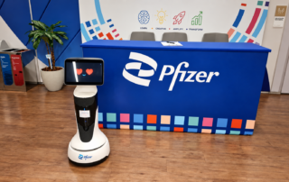 Robô de telepresença no estande da Pfizer
